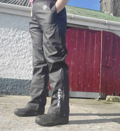 Waterproof pants with zip pockets