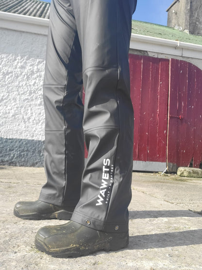 Waterproof pants with zip pockets